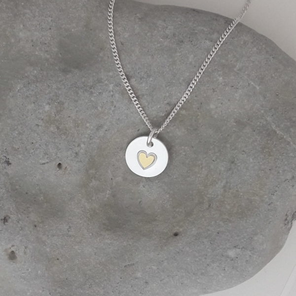 Guldhjärteberlock blank silverberlock med ett hjärta av guld, 14 x 14 mm.