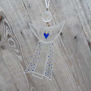 Gladängel 2 - en handgjord glasängel av återvunnet fönsterglas. Ängeln är ca 20 cm och har mönster i form av ett blått hjärta och prickar. Ett vitt band att hänga upp ängeln i medföljer.