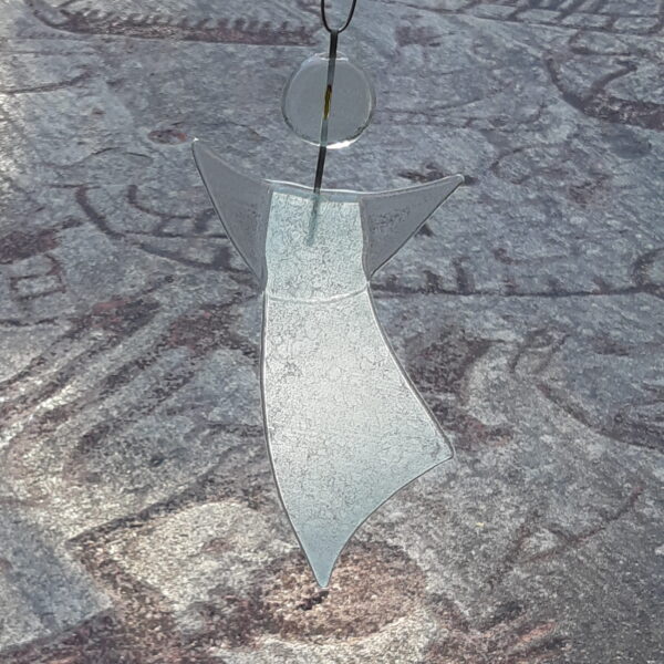 Gladängel - handgjord ängel av kasserat fönsterglas, vitt mönstrad och ca 20 cm.