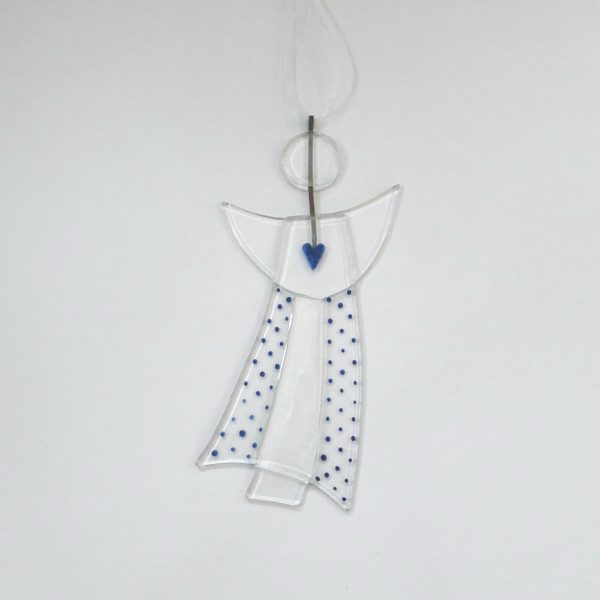 Gladängel 2 - en handgjord glasängel av återvunnet fönsterglas. Ängeln har ett mönster i form av ett blått hjärta och prickar. gladängeln är ca 20 cm och ett vitt band att hänga upp den i medföljer.